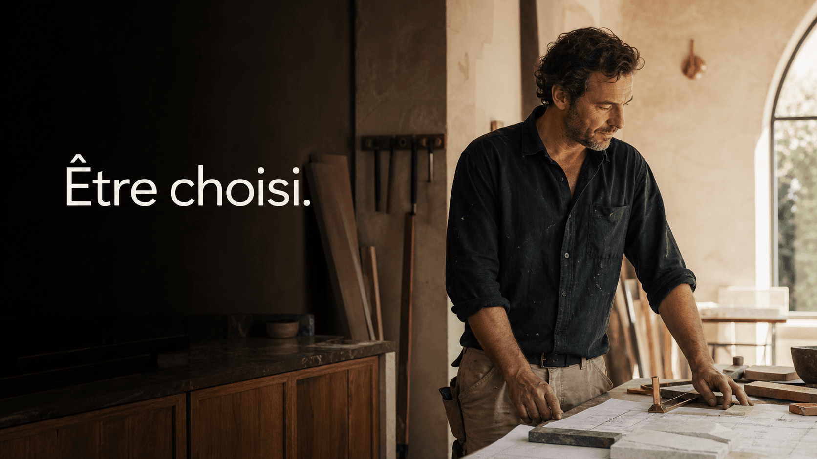 Artisan présentant son savoir-faire dans son atelier