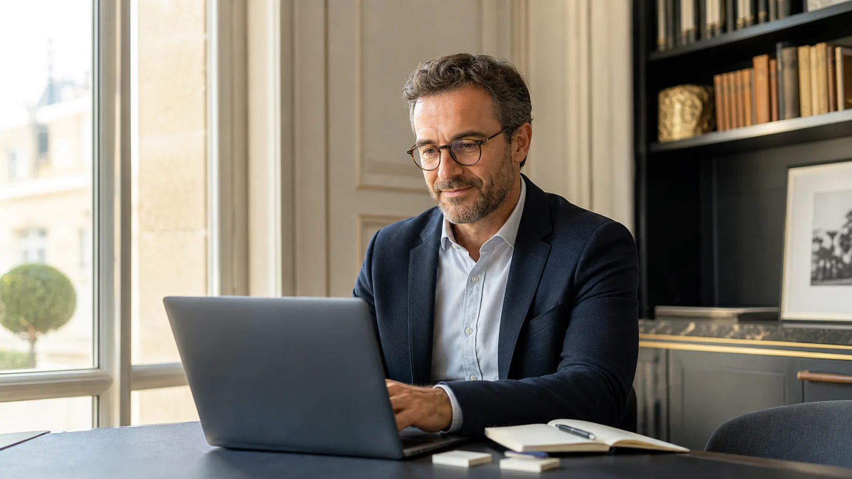 Professionnel envoyant un message depuis une adresse email de domaine